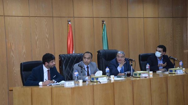 محافظ المنيا خلال