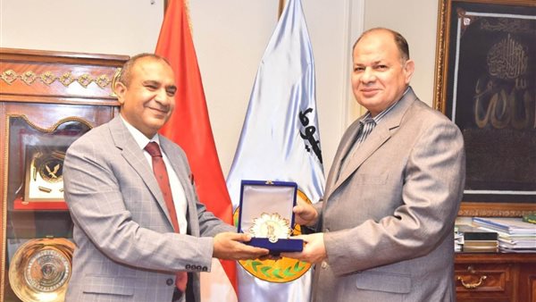 محافظ أسيوط يكرم