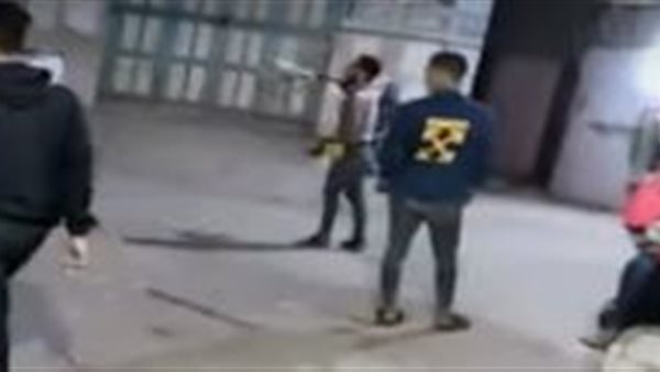 البلطجى ممسك السلاح