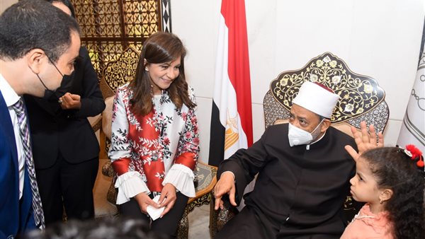 وزيرة الهجرة وشيخ