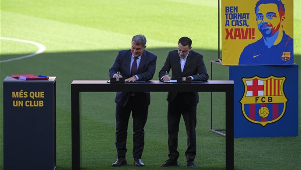 تشافي ورئيس برشلونة