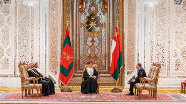 سلطان عمان يستقبل