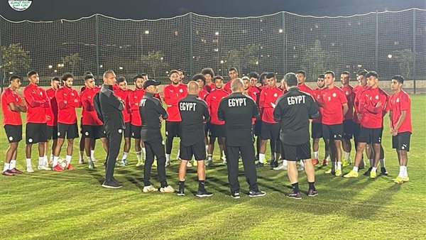 شوقي غريب يحاضر اللاعبين