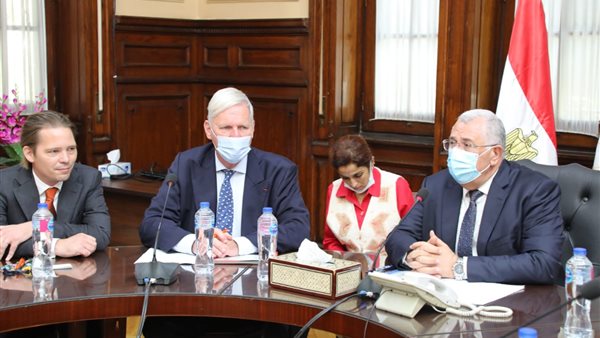 وزير الزراعة والسفير