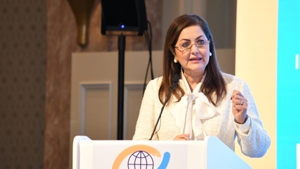 وزيرة التخطيط هالة