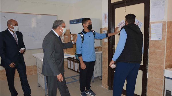 محافظ المنيا خلال