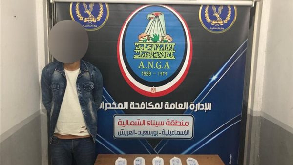 المتهم مع المضبوطات