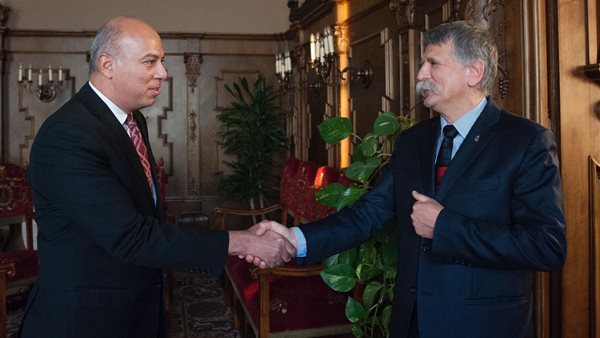 لسفير المصري يلتقي