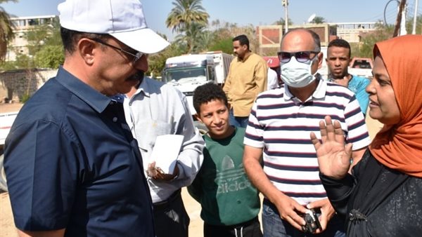 محافظ أسوان مع سكان