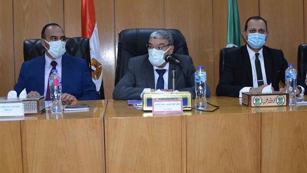 محافظ المنيا خلال