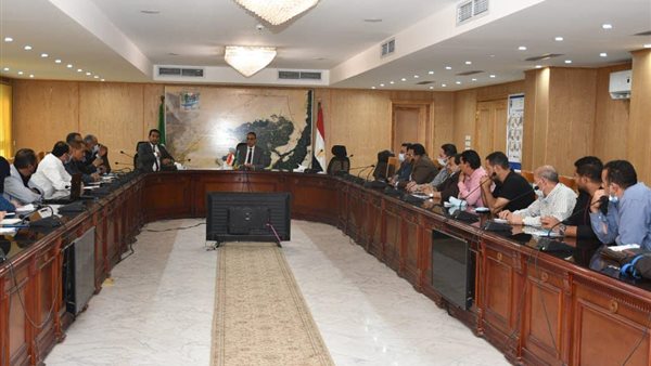 محافظ الفيوم خلال