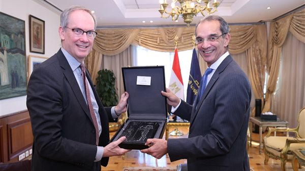  وزير الاتصالات وسفير