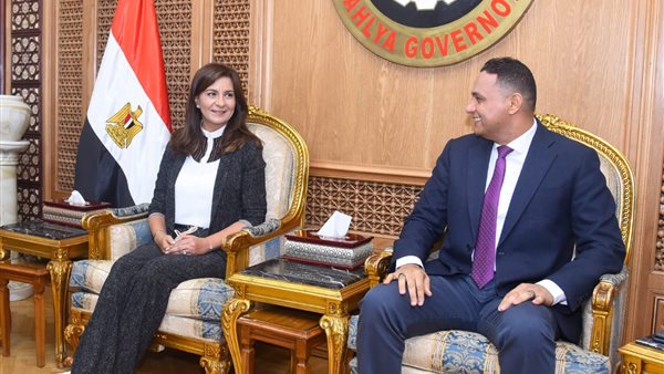 وزيرة الهجرة تلتقي