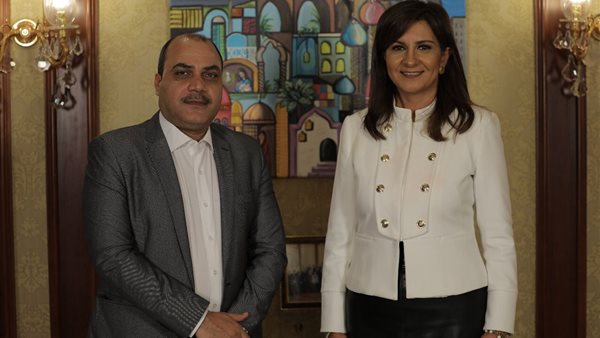 وزيرة الهجرة والدكتور