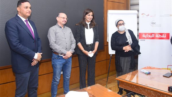 وزيرة الهجرة ومحافظ