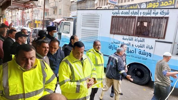 محافظ البحيرة خلال