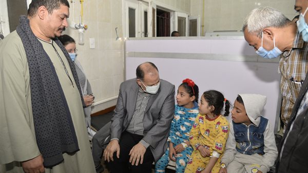 محافظ اسيوط مع الطلاب