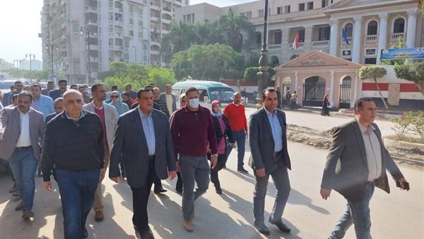 محافظ البحيرة خلال