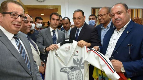 محافظ الشرقية خلال