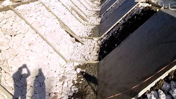 أعمال تبطين أحد الترع