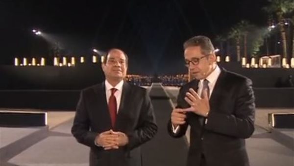 الرئيس يستمع لشرح