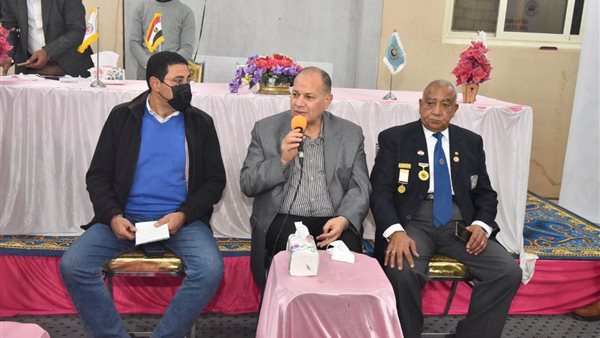 المحافظ خلال تقديم