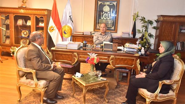 محافظ أسيوط خلال