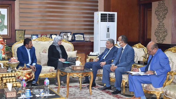 صورة للمحافظ ووفد