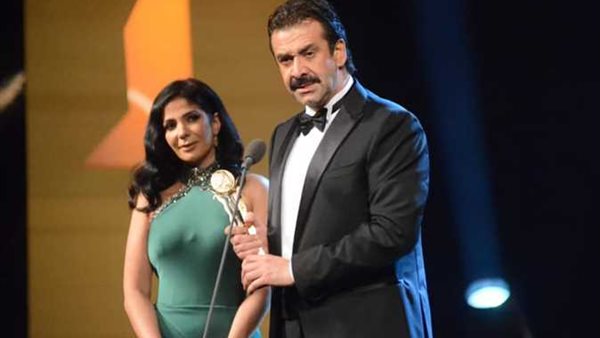 كريم عبد العزيز ومنى