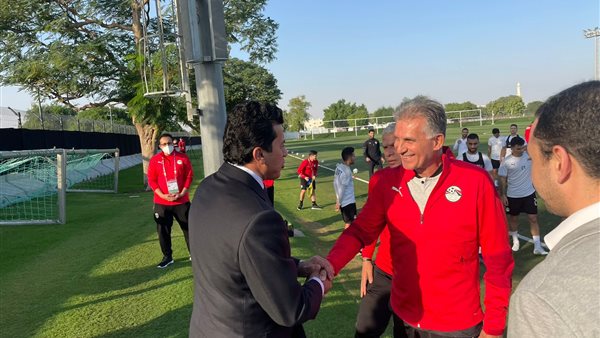 وزير الرياضة يصافح