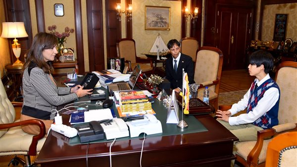 لقاء الوزيرة مع احد