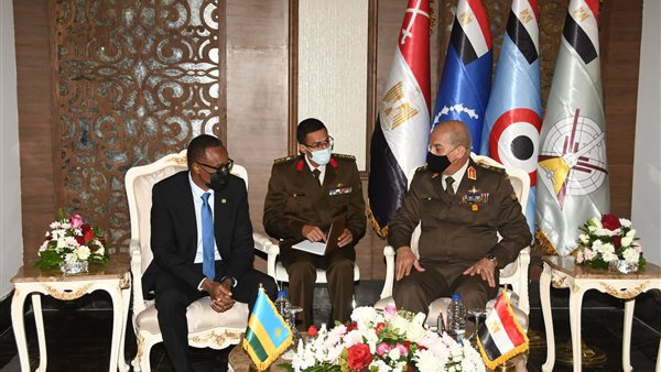 وزير الدفاع يلتقى