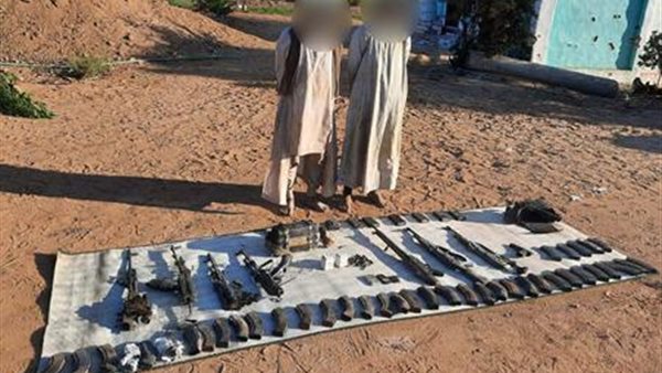 المتهمين مع المضبوطات