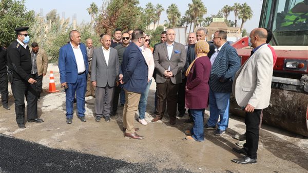 صورة  المحافظ أثناء