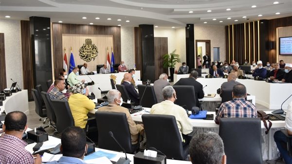 محافظ أسوان خلال