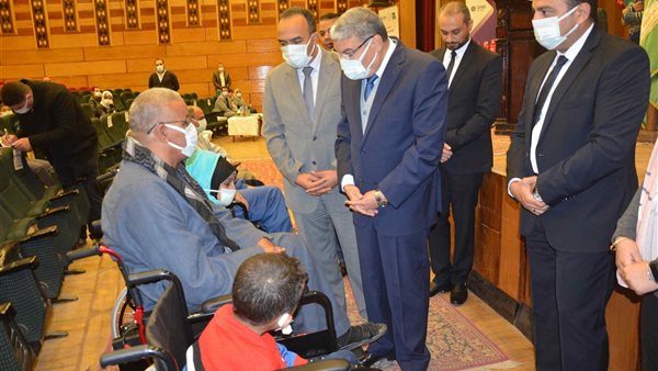 محافظ المنيا مع المستحقين