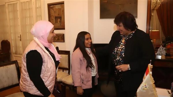 وزيرة الثقافة والطفلة