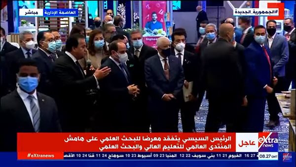 الرئيس السيسي يستمع