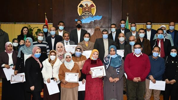 محافظ الفيوم يكرم