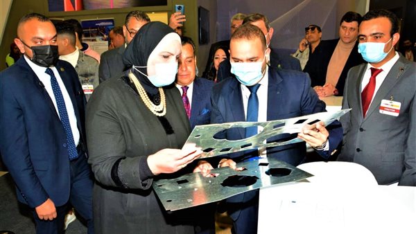 وزيرة الصناعة خلال