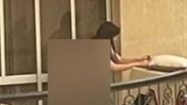 سيدة البلكونة 