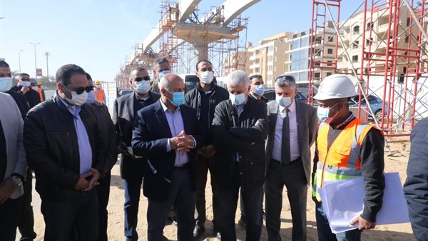 وزير النقل خلال الجولة