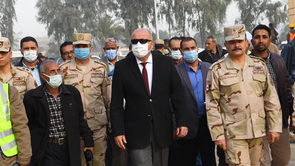 محافظ قنا خلال الجولة