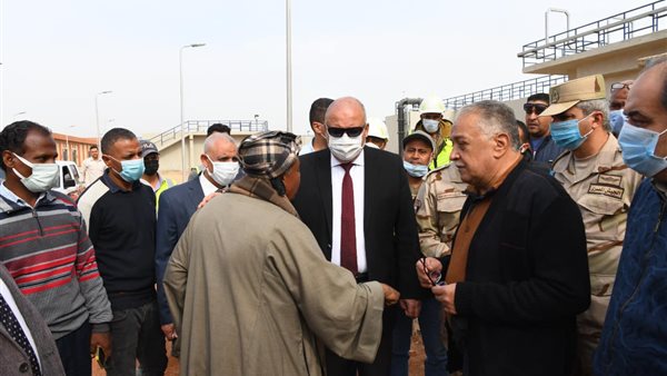 محافظ قنا خلال الجولة