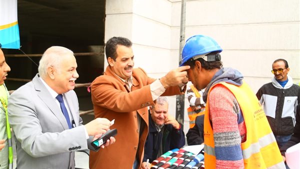 جانب من توزيع النظارات