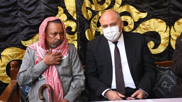 المحافظ يتحدث مع