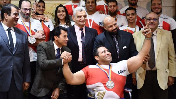 وزير الرياضة مع أبطال