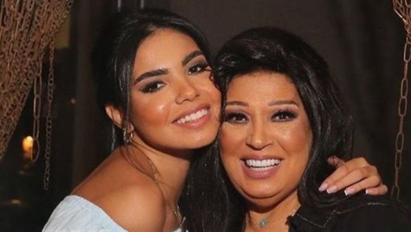 فيفى وحفيدتها 