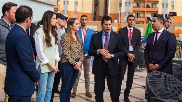 وزير الرياضة مع وفد