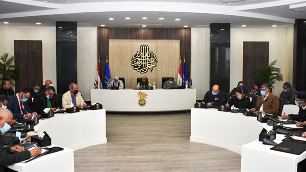 محافظ أسوان خلال